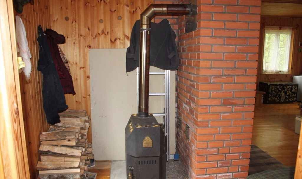 Небольшой склад дров возле печки, будет как раз кстати в суровые зимние вечера. Приятный треск поленьев кому-то напоминает детство, а у кого-то ассоциируется с туристическими походами.  