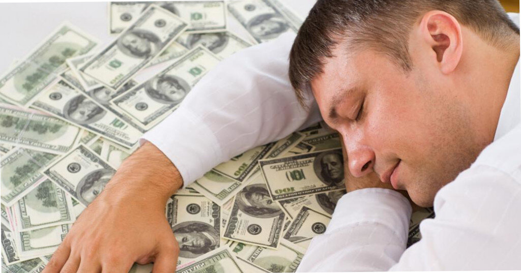 Человек с кучей денег. Бухгалтер деньги. 100 долларов купюра в руках. Делай деньги. Человек с деньгами.