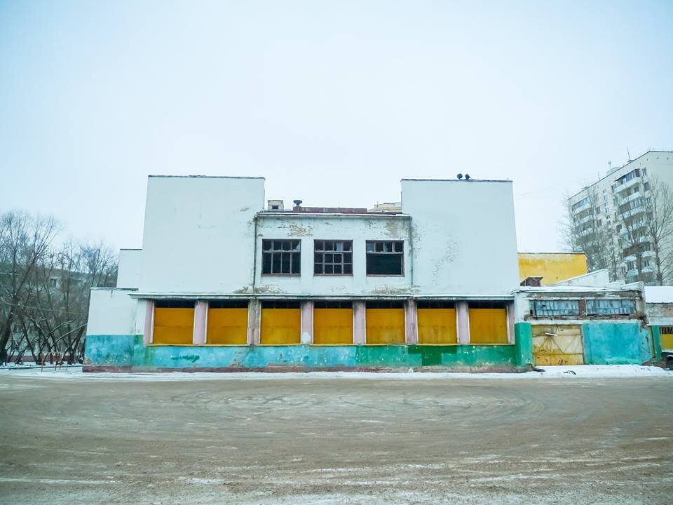 Дом культуры локомотиворемонтного завода в районе Перово. Строгие формы, два симметричных куба, 1928 год постройки — канонический пример советского архитектурного авангарда. Это одно из наиболее удаленных от центра города зданий в конструктивистком стиле, стоит в глухом месте у железнодорожных путей, после пожара десятилетней давности не используется. Внутри — зал на тысячу зрителей, в нем показывали спектакли, также в ДК была библиотека, устраивали дискотеки и работали детские кружки. Сейчас — так, ампутированный нашим невниманием русский архитектурный авангард.