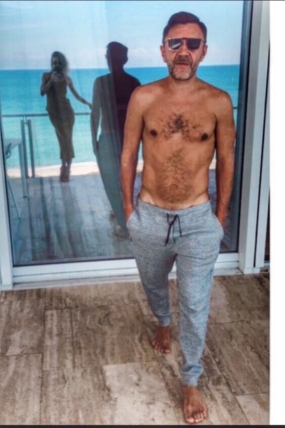 Подписчики Сергея Шнурова посчитали себя оскорбленными. 
Сергей Шнуров в своём аккаунте в инстаграме выложил это фото с подписью «Зима, крестьяне торжествуют». Комментаторы данного поста сразу же разделились на два лагеря. Одни посчитали себя оскорбленными этими словами, якобы Шнур смеётся над тем, что пока полстраны работает в поте лица, он со своей молодой женой нежатся на Мальдивах. Другие же посчитали высказывание Сергея, обращённое к самому себе.

Так же фолловеры не оставили без внимания внешний вид артиста. 

В то время, пока происходят баталии в комментариях, Сергей выставляет все новые и новые фото с отдыха на зло своим завистникам.
