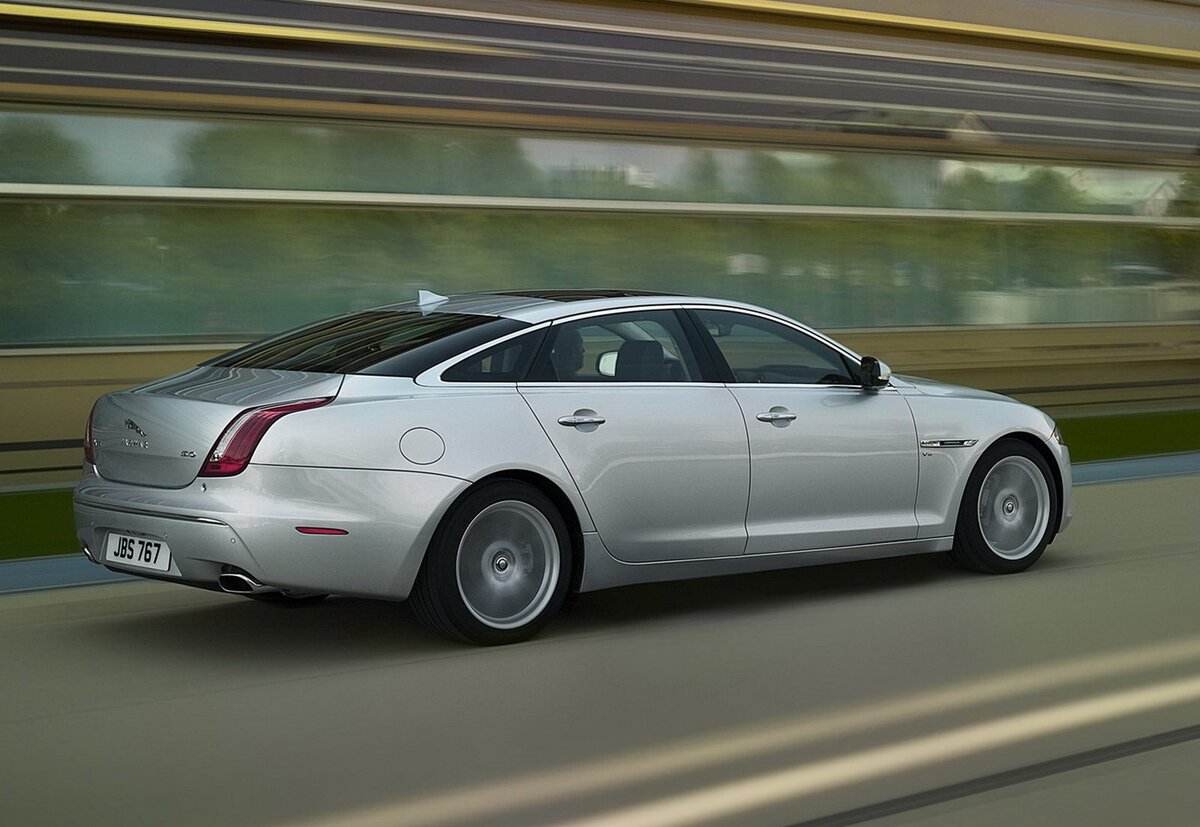 Jaguar XJ vi 2012