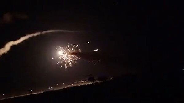 Израильские военные в ночь на понедельник нанесли удары по иранским складам оружия в Сирии и нескольким батареям ПВО, которые открыли огонь по самолетам, задействованным в бомбардировках, сбив "значительную часть" выпущенных ими ракет.21 января, 04:41Сирийские ПВО отразили массированный авиаудар ИзраиляНалет, подобного которому не было с мая прошлого года, израильские военные назвали ответом на зафиксированную накануне попытку ракетного обстрела Голанских высот. По их утверждению, бомбардировкам подверглись "цели иранского подразделения "Аль-Кудс" на территории Сирии".По данным российского национального центра управления обороной, ВВС Израиля в ночь на понедельник нанесли три авиаудара по территории Сирии с западного, юго-западного и южного направлений, погибли четыре и ранены шесть сирийских военных.Израиль атаковал Сирию второй день подряд. В воскресенье российский Национальный центр управления обороной сообщал, что противовоздушная оборона Сирии 20 января отразила налет четырех истребителей-бомбардировщиков ВВС Израиля F-16. По данным центра, ПВО уничтожила семь ракет, выпущенных со стороны Средиземного моря по международному аэропорту Дамаска. 