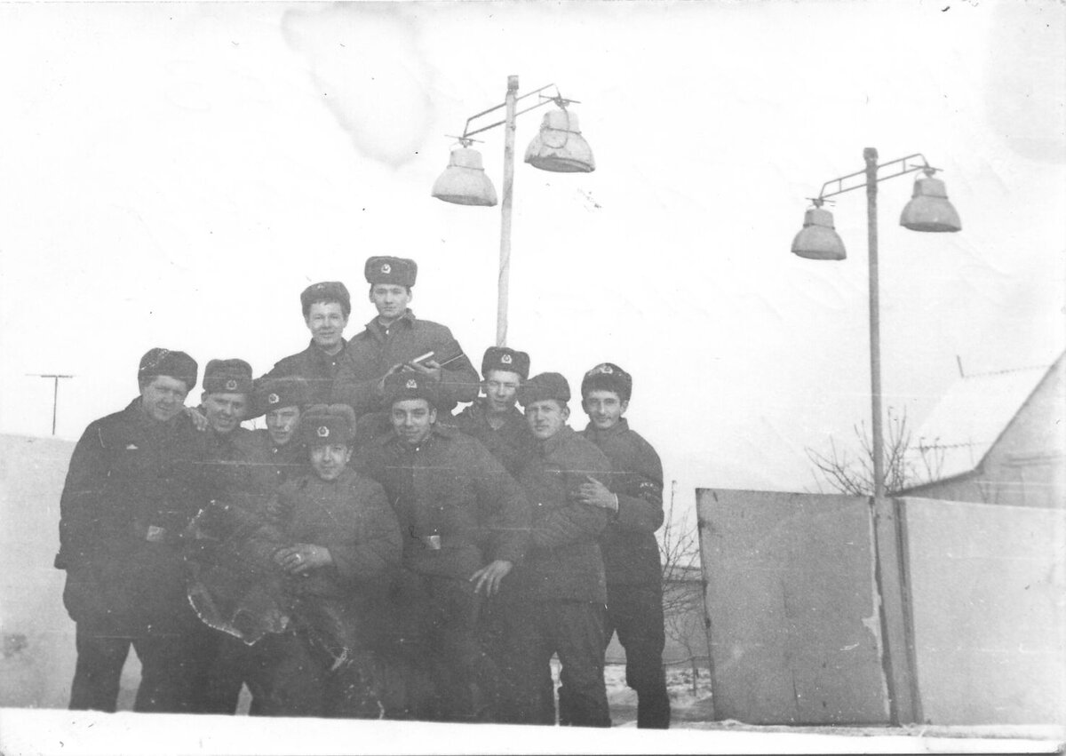 Полигонная команда стрельбища Помсен зимой 1982 года. Я фоткаю...