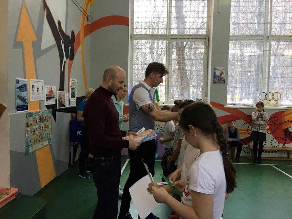 Руководитель спортивного клуба школы 2086 Евгений Синицын (слева) и Роман Руденко награждают участников Кубка FDF по гребле среди 4 классов