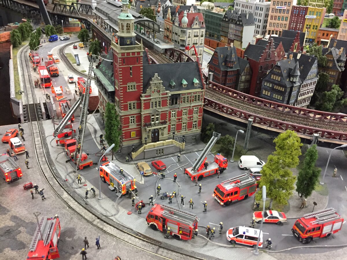 патрик актон. самый большой макет в гамбурге. самые большие макеты. действующий макет аэропорта. помпеи из лего.