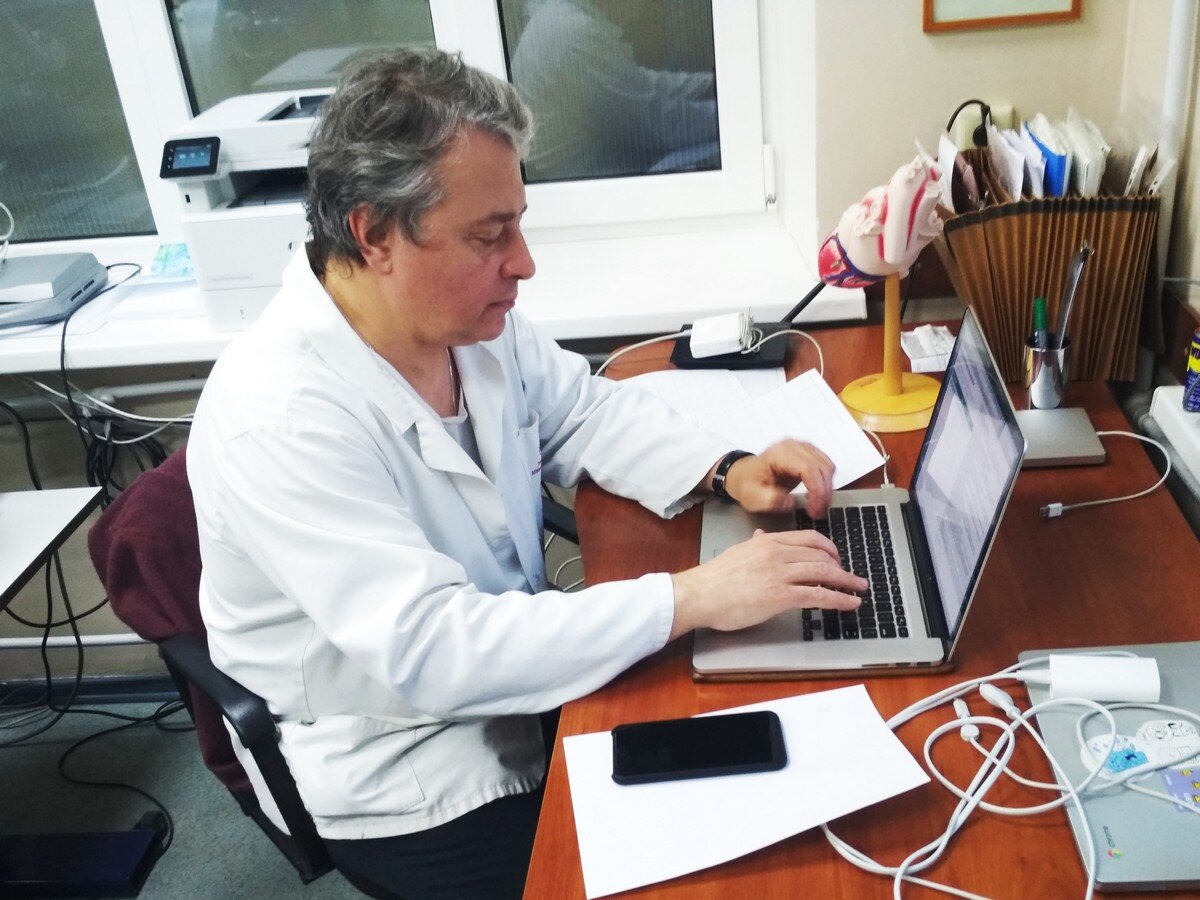 Из общественных институтов остался один Facebook