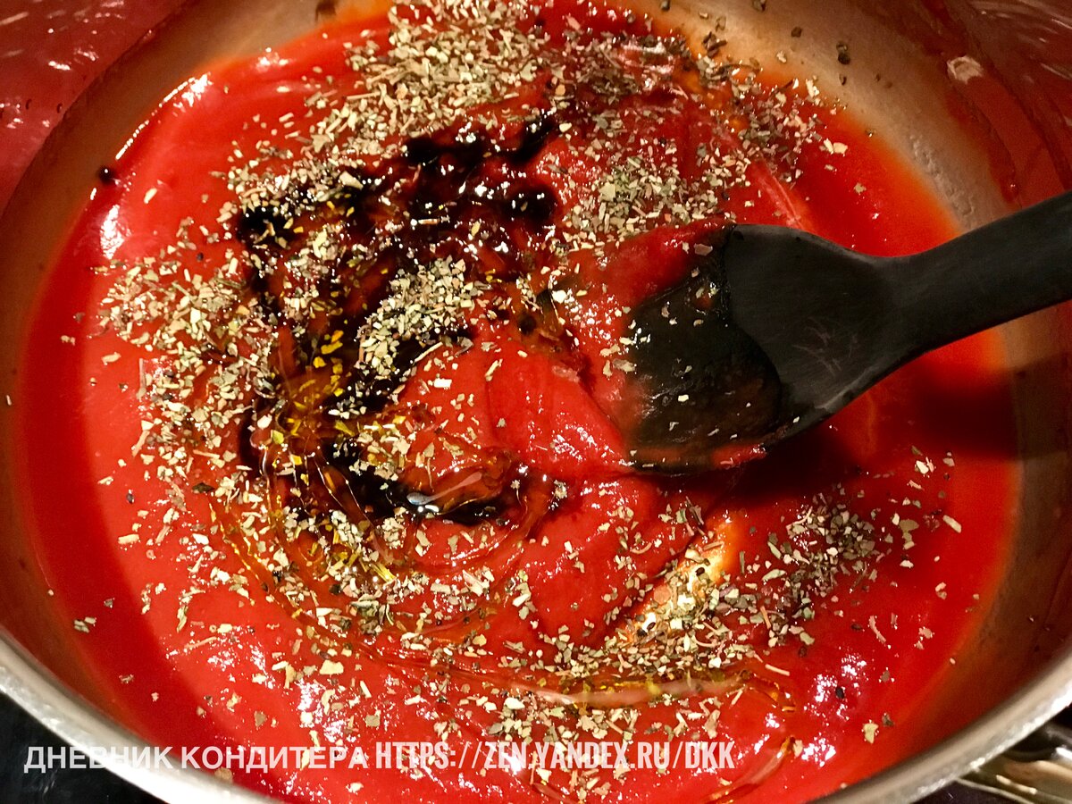 Будущий томатный соус с бальзамическим уксусом и базиликом.