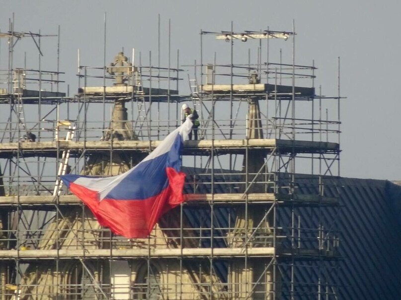 Девушка на фоне российского флага. Девушка с флагом. В одессе вывесили российский флаг. Женщина которая повесила российский флаг. Болельщики.
