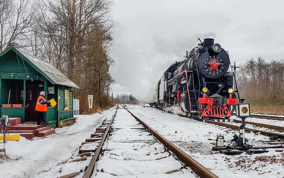 Все как встарь. Станция Осташков, дежурный стрелочного поста №1 встречает с желтым развернутым флажком прибывающей ретро-поезд №6697 сообщением Бологое – Осташков с паровозом серии Л «Лебедянка».