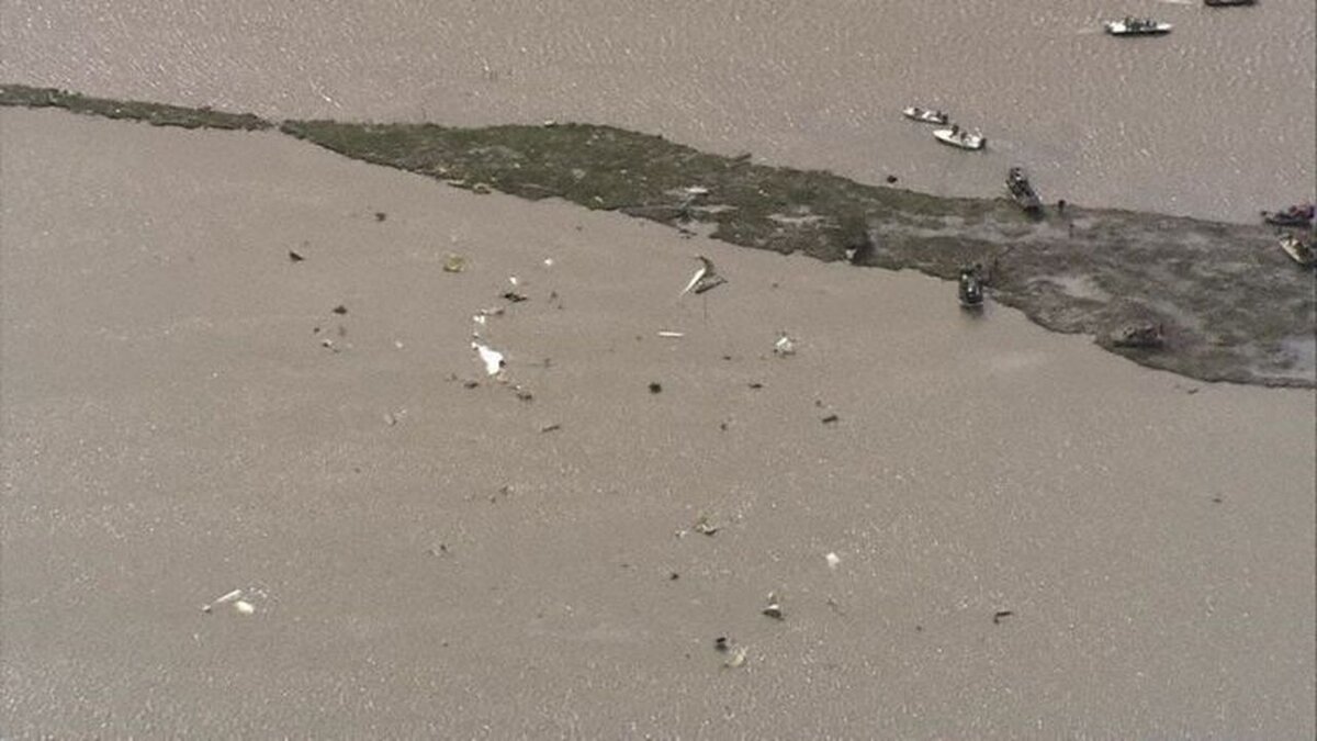 Обломки самолёта и груза в эстуарии реки Тринити