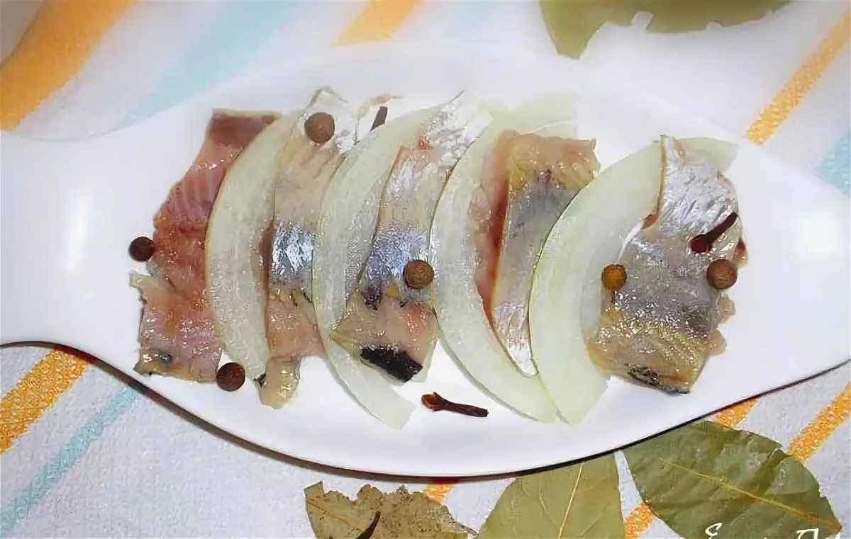 Сельдь пряного посола - классический вариант посола, при котором оснувную скрипку играют специи, и уже через сутки ароматная закуска у Вас на столе.