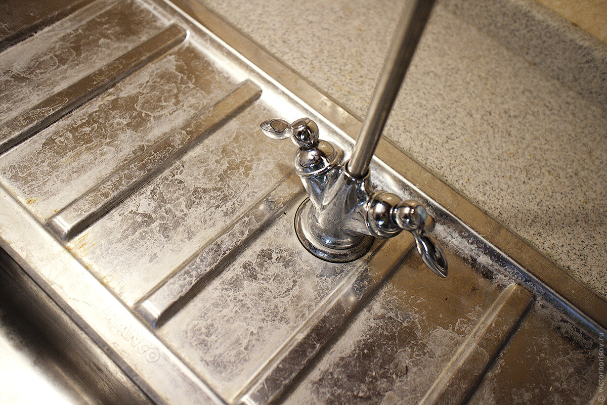 Наличие разводов на сантехнике указывает на то, что вода очень жёсткая. 
