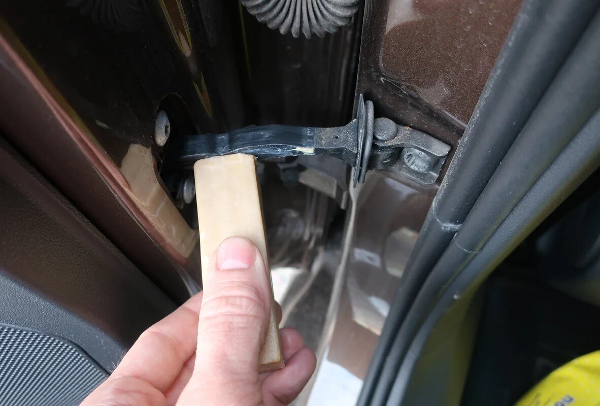 Избавиться от скрипа дверей оказалось просто.