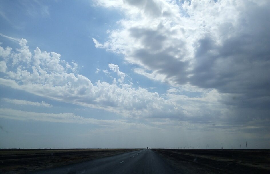 Степь да степь кругооом, путь далек лежиииит