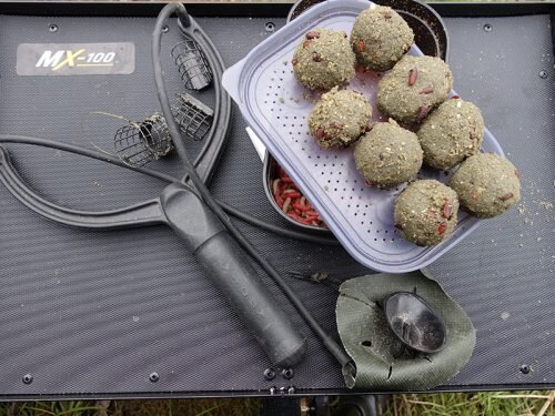 При использовании прикормки в тёплой воде рекомендуется сделать выбор в пользу растительных компонентов, но добавка животного происхождения точно не будет лишней.