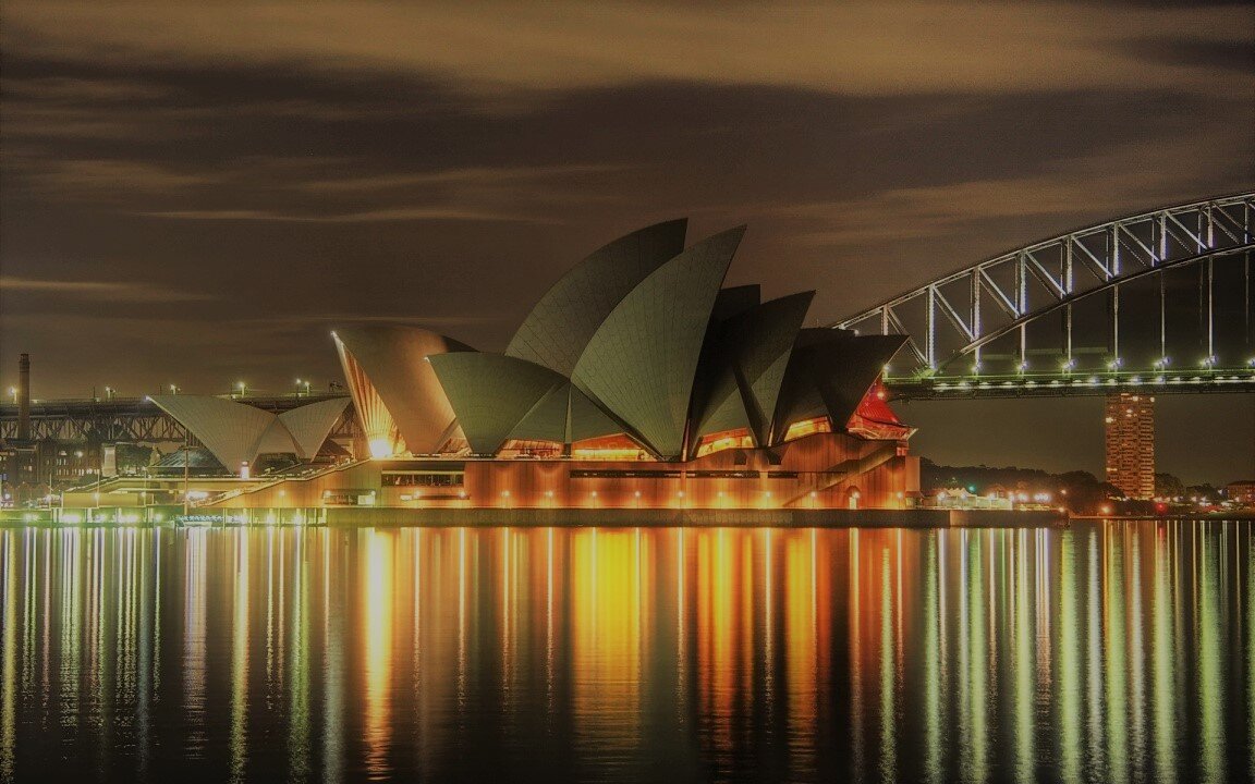 Оперный театр, стоящий по соседству с еще одной городской достопримечательностью – Сиднейским мостом