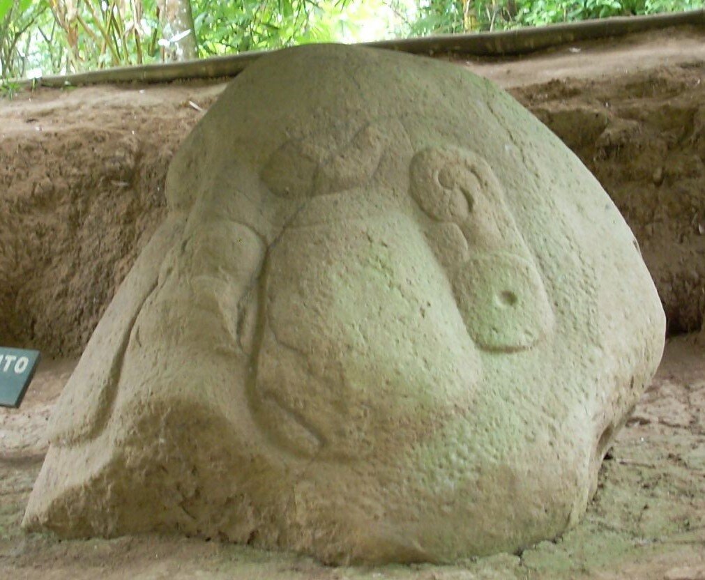 Необычная скульптура "пузатой" культуры. Что она изображает, ученым до сих пор точно не ясно. 