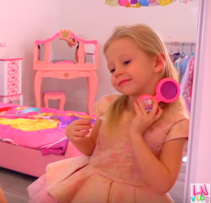 Фотокадр с канала "Like Nastya Vlog" на Youtube. Ссылка на канал: https://www.youtube.com/channel/UCJplp5SjeGSdVdwsfb9Q7lQ