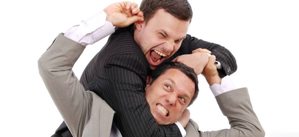 Недовольный клиент. Два друга спорят. Агрессивные переговоры. Конфликт в коллективе. Недовольный человек.