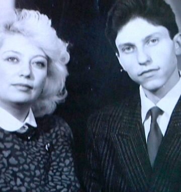 А мы об Александре Ревве – шоумене, комедийном актере, телеведущем и певце! 
В детстве Саша был обычным ребенком. Он часами играл в футбол и казаки-разбойники. Временами над ним подшучивали и называли “ревой-коровой”. Как вы уже поняли, из-за фамилии. Кстати, ее настоящий вариант звучит как Эрва. Предки звезды проживали в Эстонии, а когда эмигрировали в Украину, немного ее подкорректировали.

В школе парень не состоял в кружке актерского мастерства и даже не принимал участия в спектаклях. От сцены был очень далек…

Далее был Техникум промышленной автоматики и Донецкий национальный университет управления. После вуза Ревва пошел работать электриком на шахту. Сейчас это невозможно представить! Позже артист зарабатывал деньги на радио.

В 1995 году Александр попал в КВН-Донецк. Оказалось, что у него неплохое чувство юмора. Что уж там, его шутки нравятся аудитории. Спустя несколько лет он присоединился к “Утомленным солнцем” (сборная Краснодарского края). Вместе с Михаилом Галустяном и другими участниками коллектива Ревва стал чемпионом Высшей лиги КВН.

На фоне этого события его пригласили в Comedy Club – тогда новый проект. Вот и слава! Здесь появился уже любимый многими образ Артура Пирожкова. Сейчас этот мачо снимается в клипах и дает концерты. Женщины в восторге!