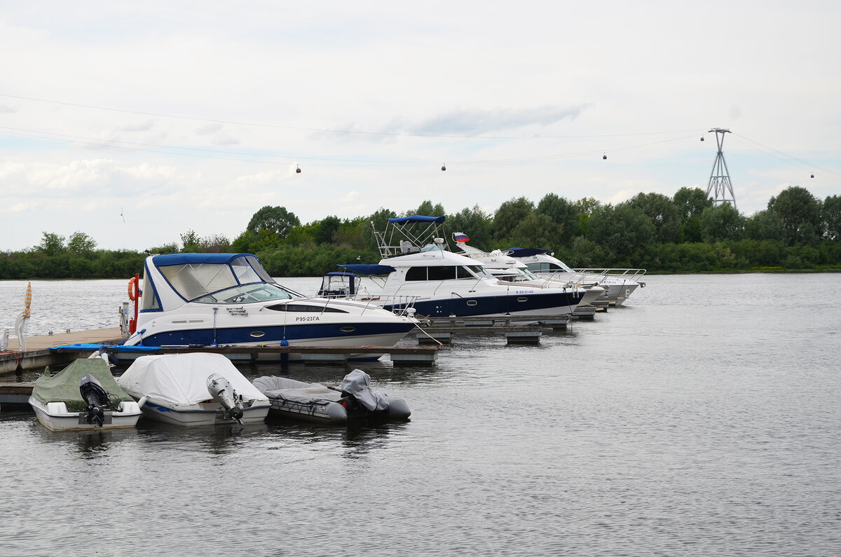 В начале сезона в яхт-клубе "Лето". Лодочек пока мало...