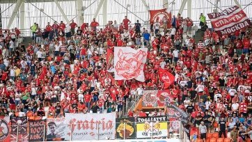 Фото: twitter.com/fcsm_officialФаны московского «Спартака» перед матчем с «Тамбовом» скандировали нелицеприятные кричалки в адрес главного тренера москвичей Олега Кононова. «Сними пиджак, Шалимов прав!», - скандировали болельщики, находившиеся за скамейкой запасных «Спартака».
