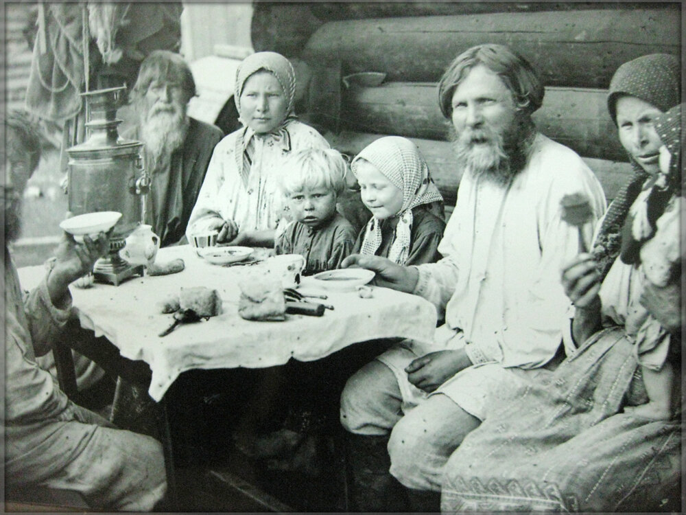 Старинное фото. Крестьянская семья за столом