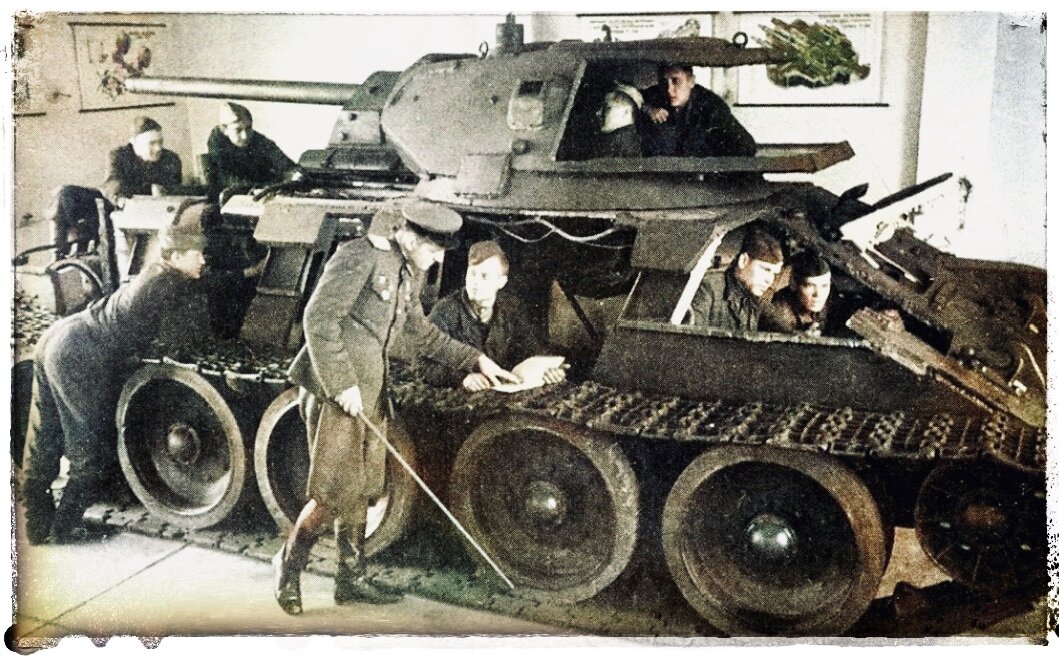 Количество экипажа танка. Экипаж танка т-34. Экипаж в танке т34. Экипаж т 34. Экипаж внутри танка т-34.