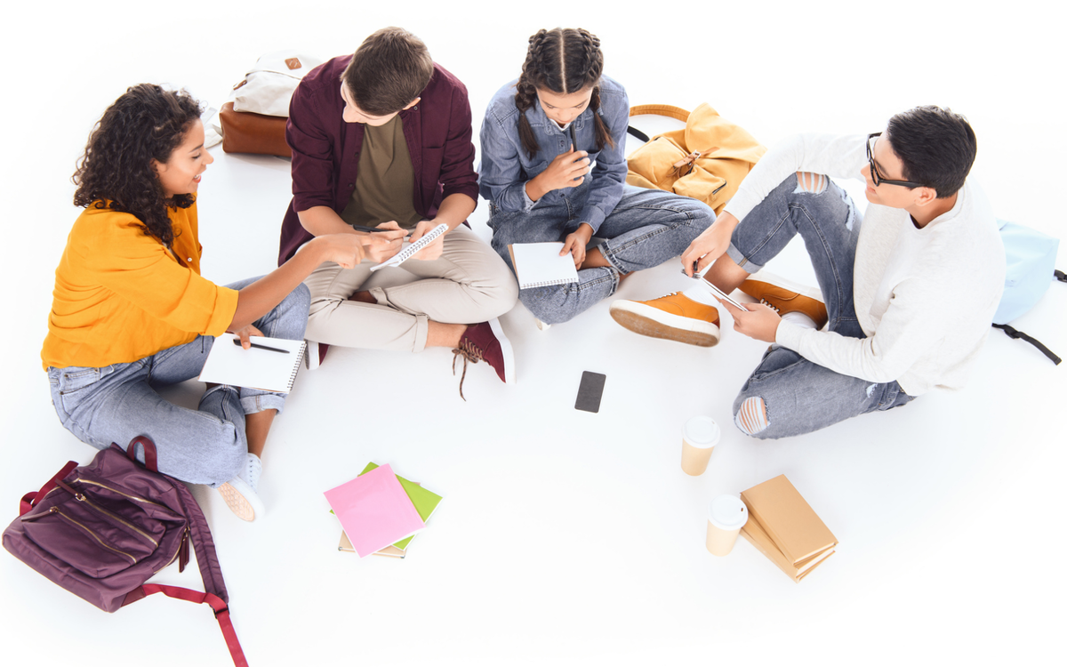 Делать уроки вместе с друзьями — рискованная практика, если вы знаете, что у подростка бывают проблемы с концентрацией. Лучше научиться сосредотачиваться в одиночку и работать вместе только над общими проектами.