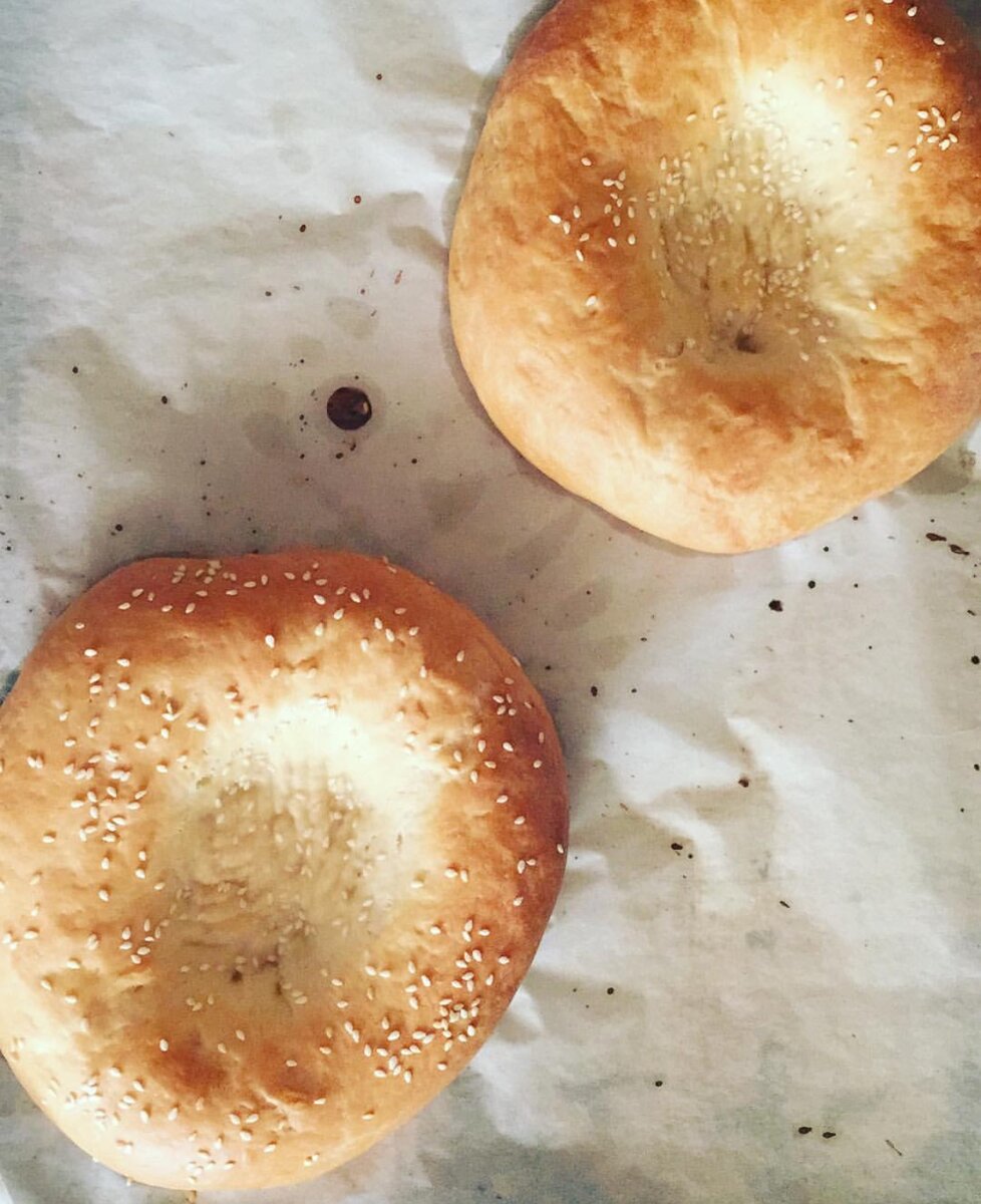 Готовые узбекские домашние лепешки в духовке. 