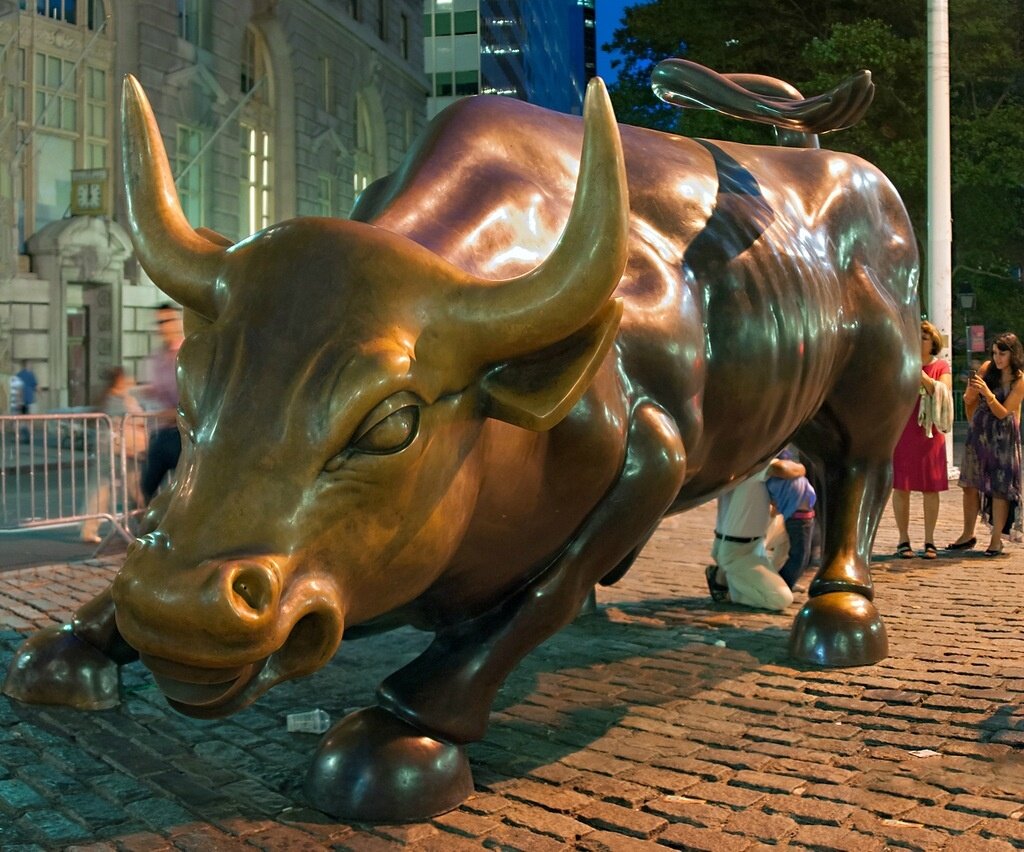 Статуя Тельца на Уолл-стрит в Нью-Йорке (взято с s30148075842.mirtesen.ru)