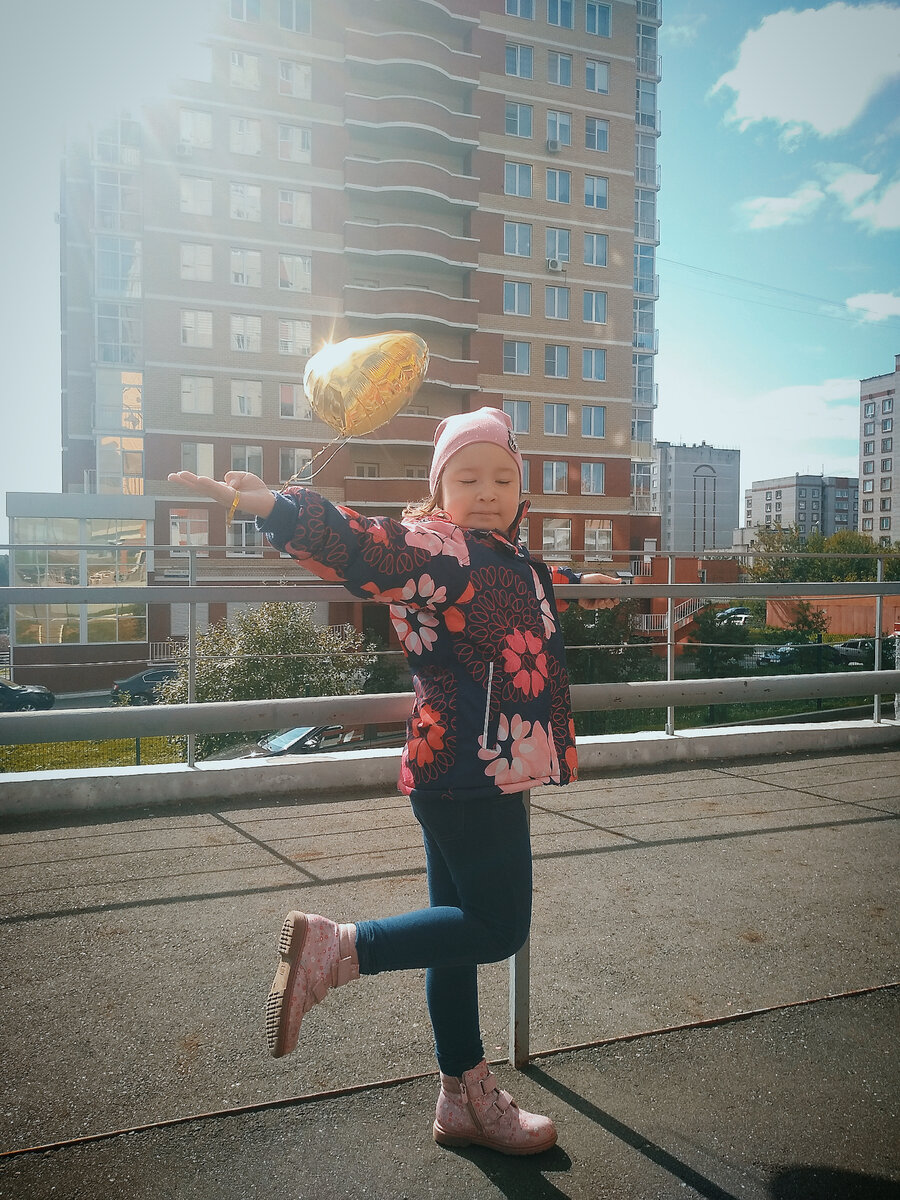 – Яся, только не закрывай глаза, когда я буду фотографировать.