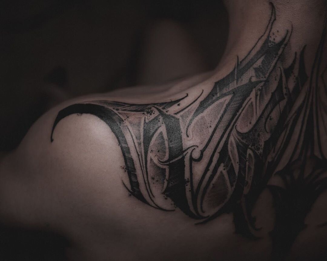 Работа мастера по каллиграфической татуировке Артёма