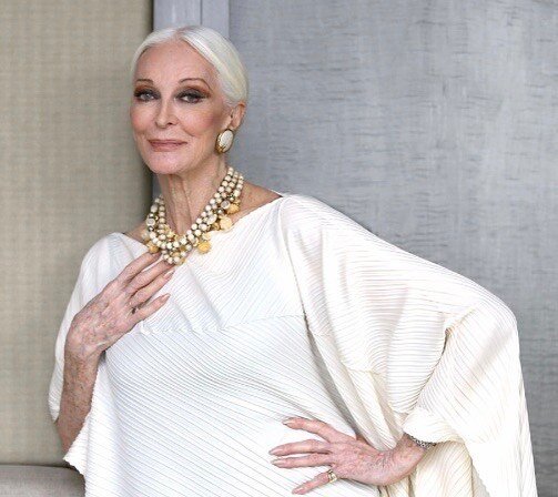 Хорошо одетая и ухоженная женщина