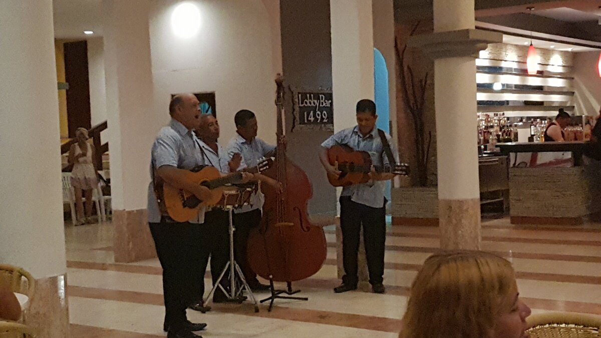 Как же красиво исполняют)) Это в нашем отеле...