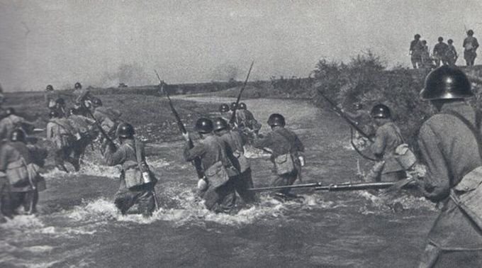 Бойцы РККА переходят границу с Польшей, сентябрь 1939 года. Фото: tehnowar.ru.