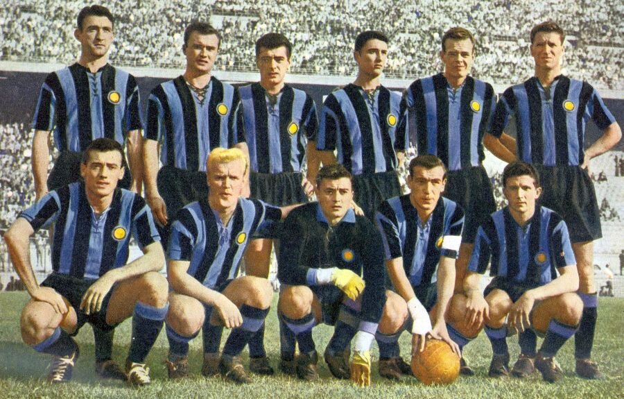 Самый первый в верхнем ряду, Эдвин Фирмани, оформил в матче 1961го года покер. Эдди уникальный футболист в истории кальчо: родом из Кейптауна (ЮАР) он своей блестящей игрой за Сампу, Дженоа и Интер добился итальянского гражданства и приглашения в Скуадру Адзурри.