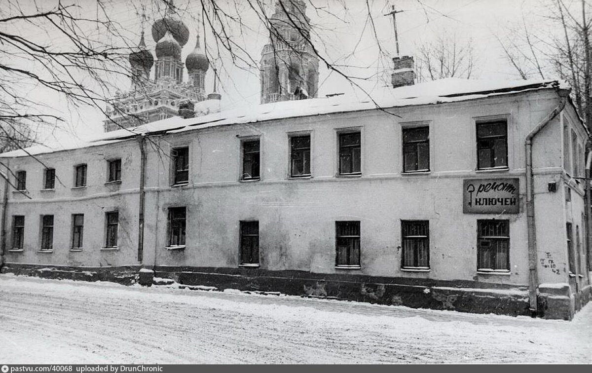 Вид со 2-го Кадашевского переулка, 1990 г. Источник: http://community.livejournal.com/arch_heritage/687350.html