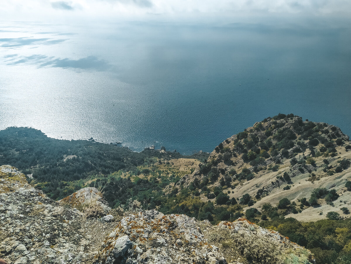 Внизу пляж Инжир, даже видно знаменитый камень в море :)