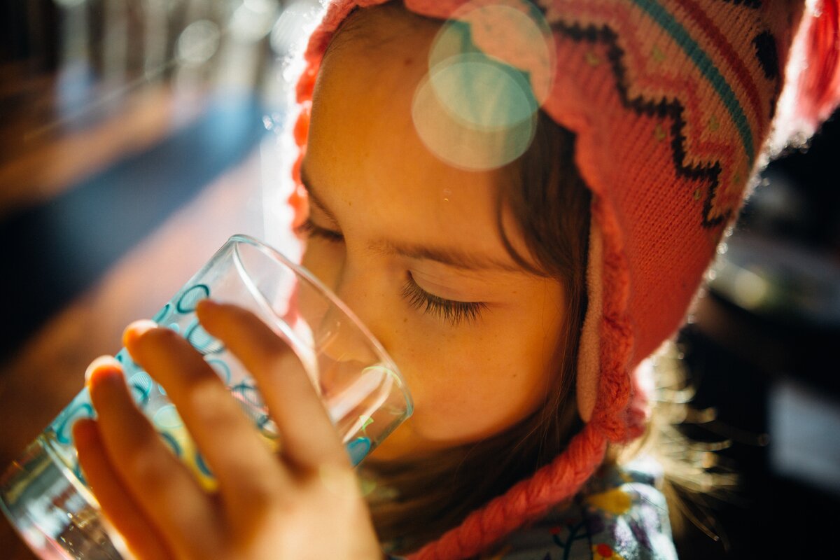 Почему важно давать детям воду, а не сладкие напитки и чай