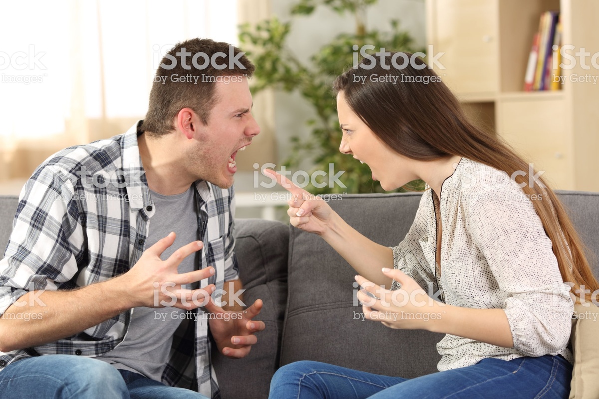 https://www.istockphoto.com/ru/%D1%84%D0%BE%D1%82%D0%BE/couple-arguing-and-screaming-each-other-gm811265012-131261585