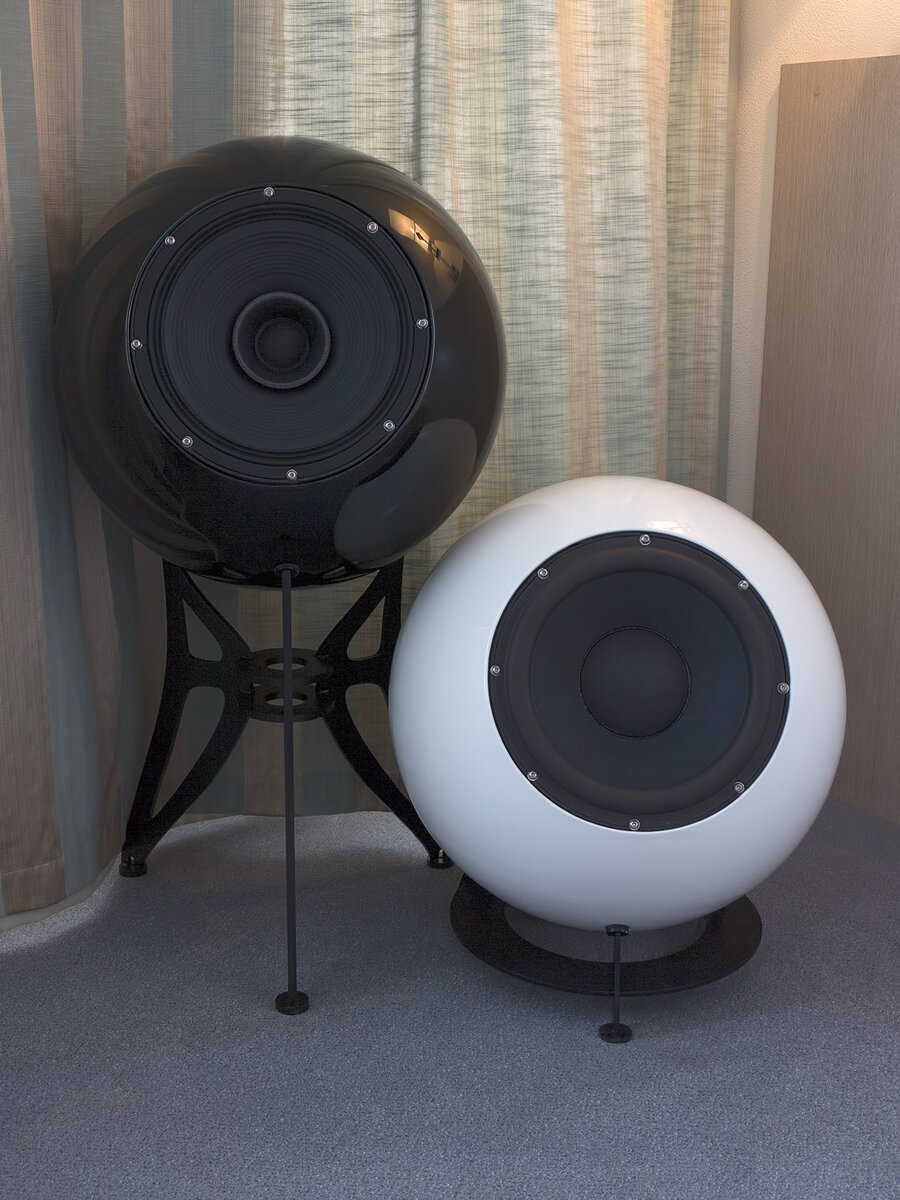Акустические системы Round Audio: широкополосная FR12MkIII (черная) и НЧ звено SW12L (белая)