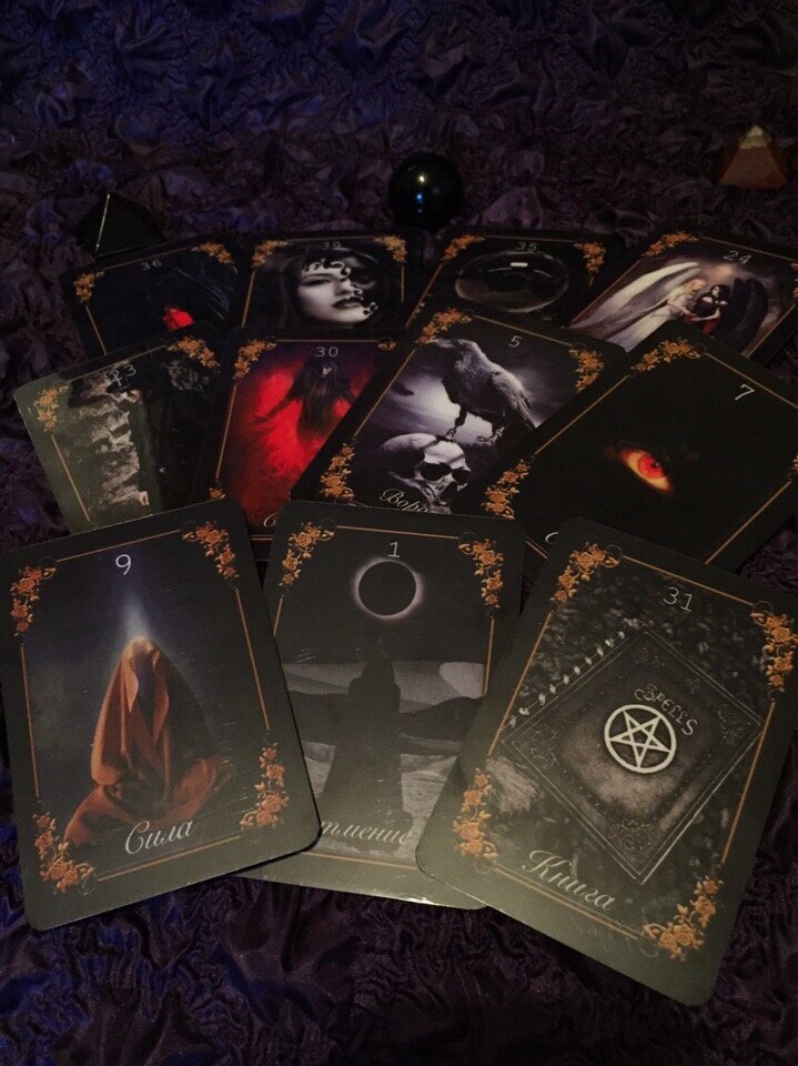 Лия таро. Человек гадает на картах таро. Таро о главном тв. Гадание на таро. Лия таро фото.