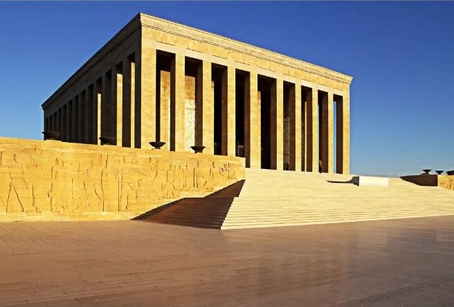 ...имеют разные достопримечательности. •Обе фотографии взяты в Яндекс.Картинки.