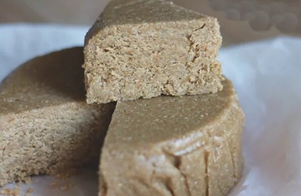 Халва домашняя из семечек подсолнечника, муки, сахара, подсолнечного масла и воды. 