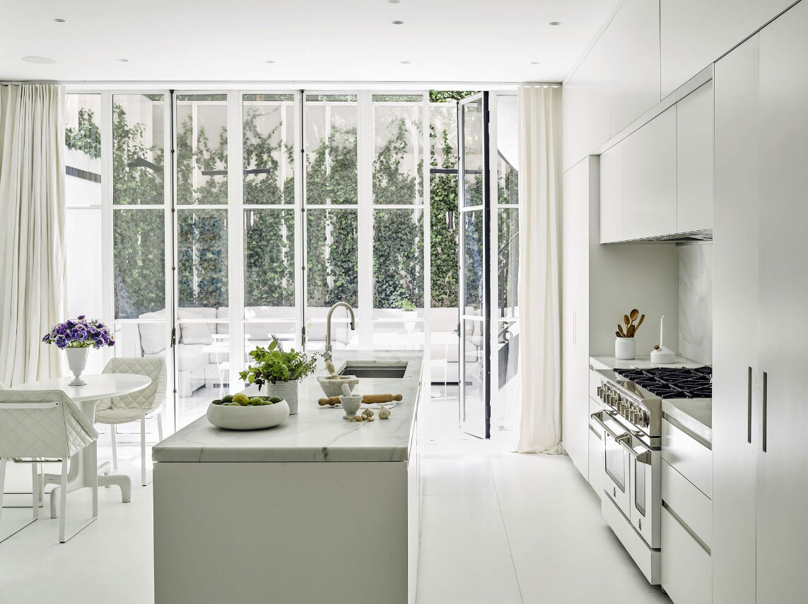 Современный дизайн кухни в стиле минимализм.