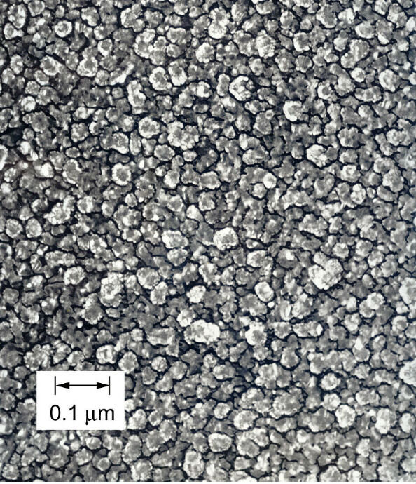  SEM изображение с золотым покрытием, копия покрытия «алмазоподобных» ta-C. Структурные элементы не являются кристаллитами Это узелки c sp3 связями атомов углерода. Зерна настолько малы, что поверхность кажется зеркально гладкой на глаз Автор: Drac2000 из английский Википедия - Перенесено с en.wikipedia на Викисклад участником Logan при помощи CommonsHelper., Общественное достояние, https://commons.wikimedia.org/w/index.php?curid=14957385