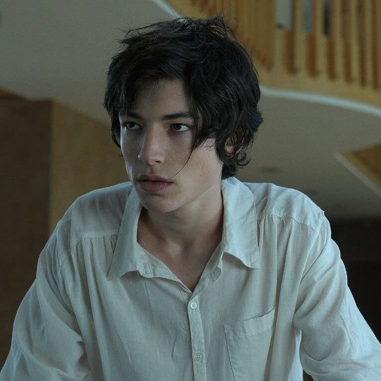 Эзра Миллер великолепен в этой роли