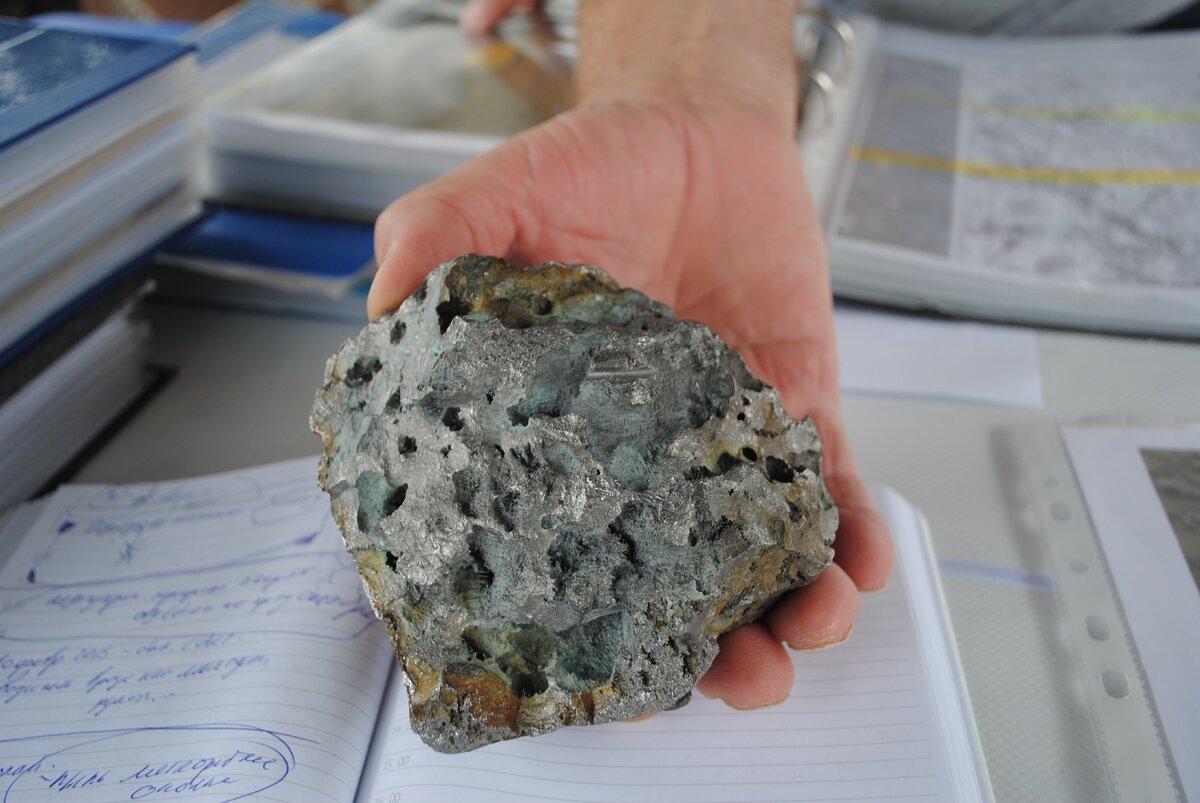 Как выглядит осколок метеорита фото
