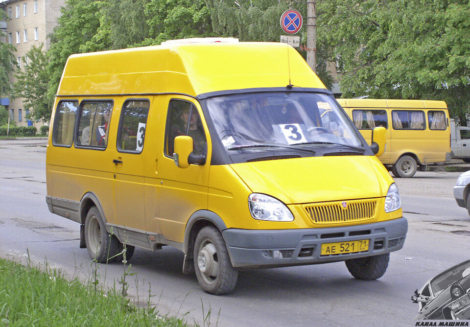 До истории с IVECO на Семаре выпускали такие микроавтобусы Семар-3234 на шасси ГАЗели с каркасным кузовом, имеющим высокую крышу и распашную дверку салона